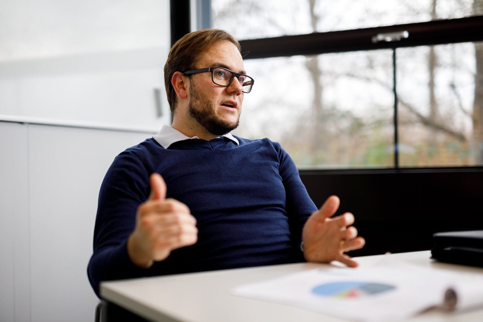 Im Bild argumentiert Luca Schmidlin mit seinen Händen und spricht.
