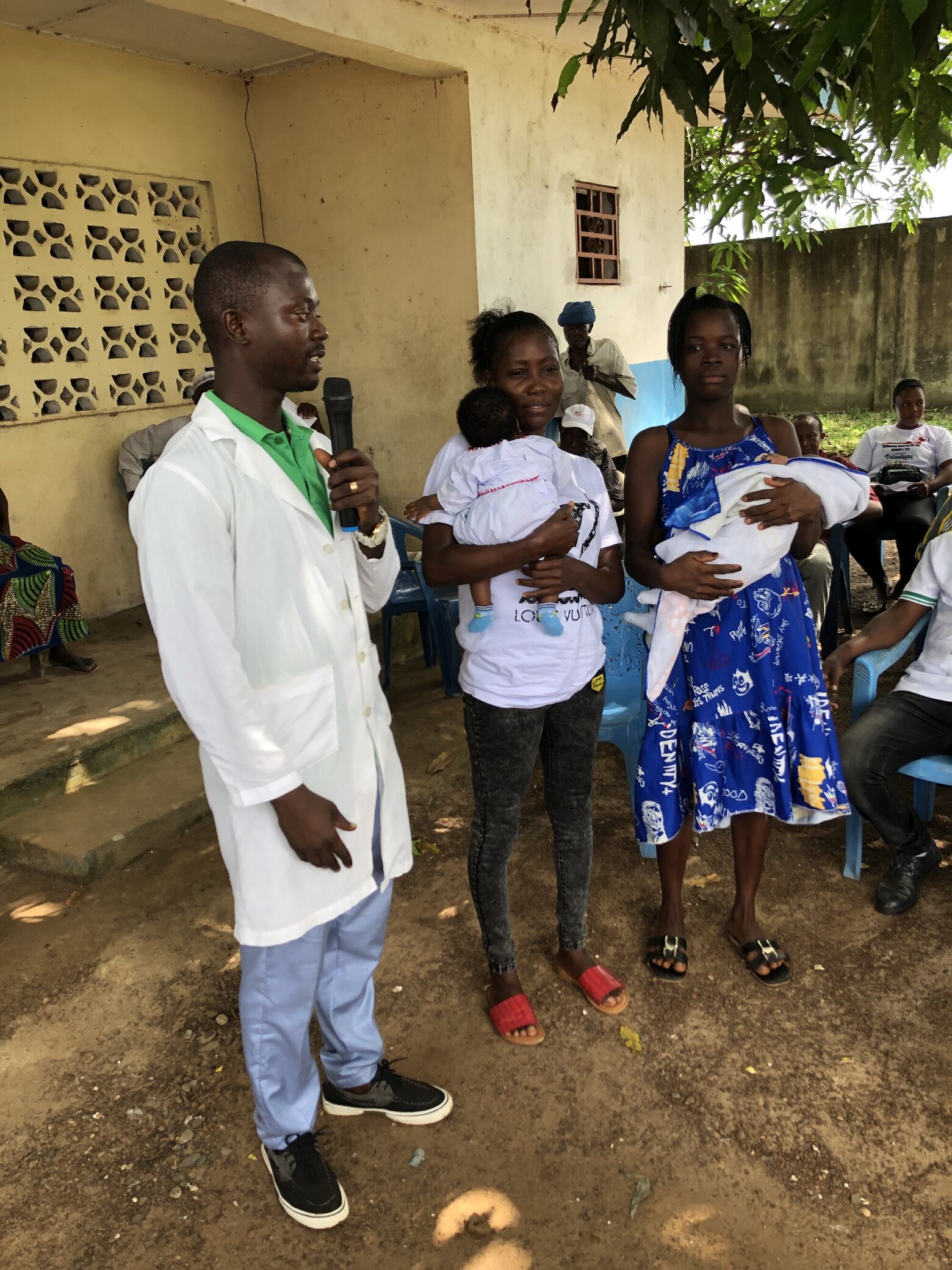 Die Geburtsklinik in Liberia: Mütter mit ihren neugeborenen Kindern auf dem Arm.