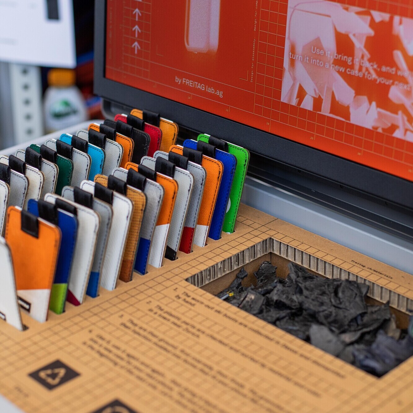 Die praktischen Kartenetuis aus recycelten LKW-Planen sind in verschiedenen Farben erhältlich und selbst wiederverwertbar.