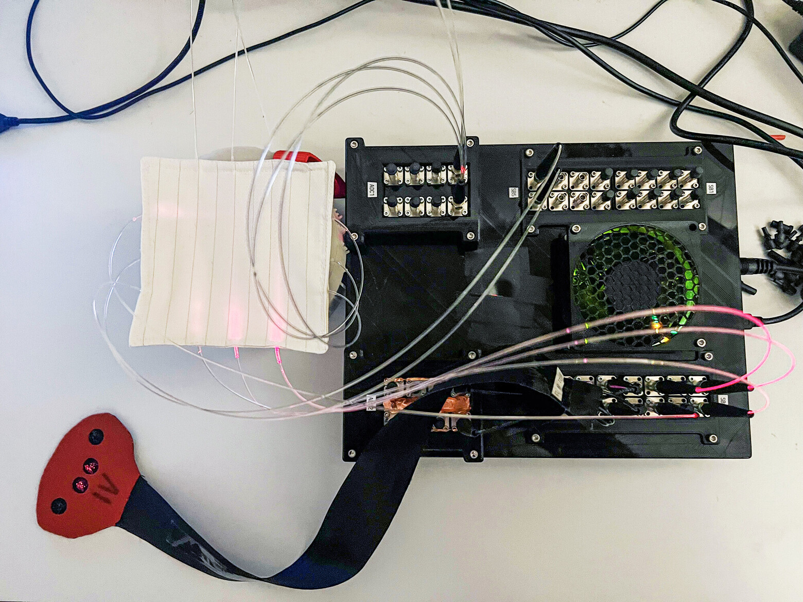 Dieses Gerät mit den vielen Kabeln ist mit dem Sensor verbunden und wertet die Daten aus.