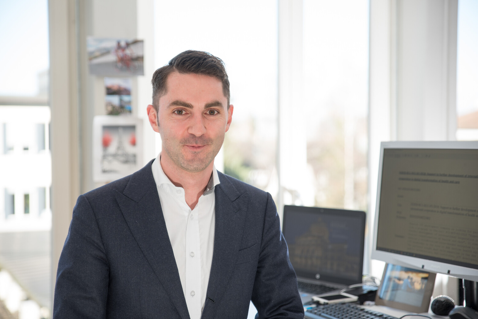 Das Bild zeigt das Portrait von Emile Dupont, der bei Innosuisse den Wissens- und Technologietransfer leitet. 