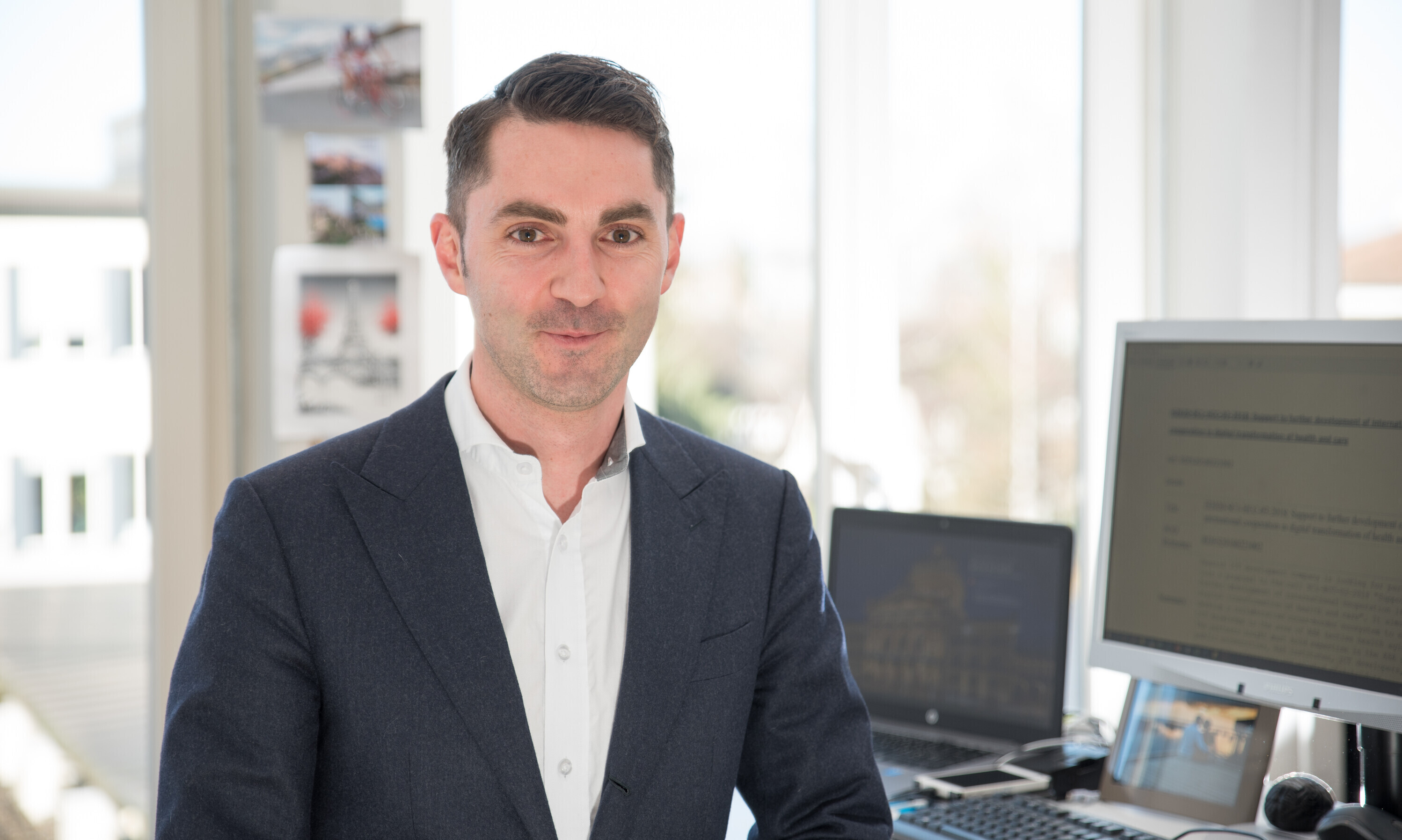 Das Bild zeigt das Portrait von Emile Dupont, der bei Innosuisse den Wissens- und Technologietransfer leitet. 