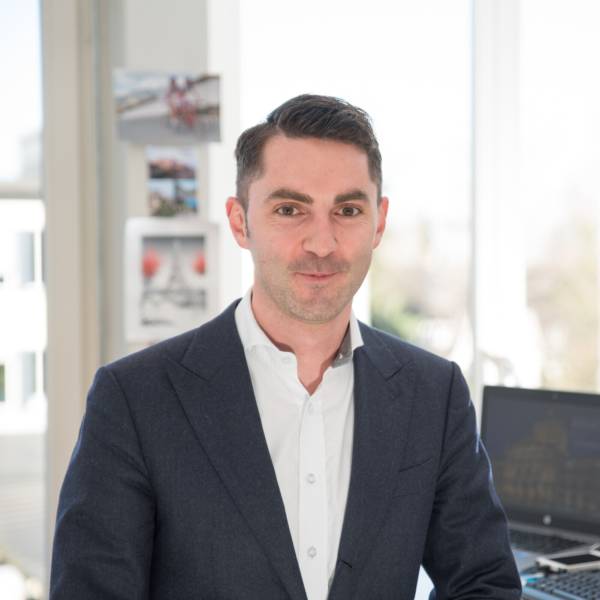 Das Bild zeigt das Portrait von Emile Dupont, der bei Innosuisse den Wissens- und Technologietransfer leitet. 