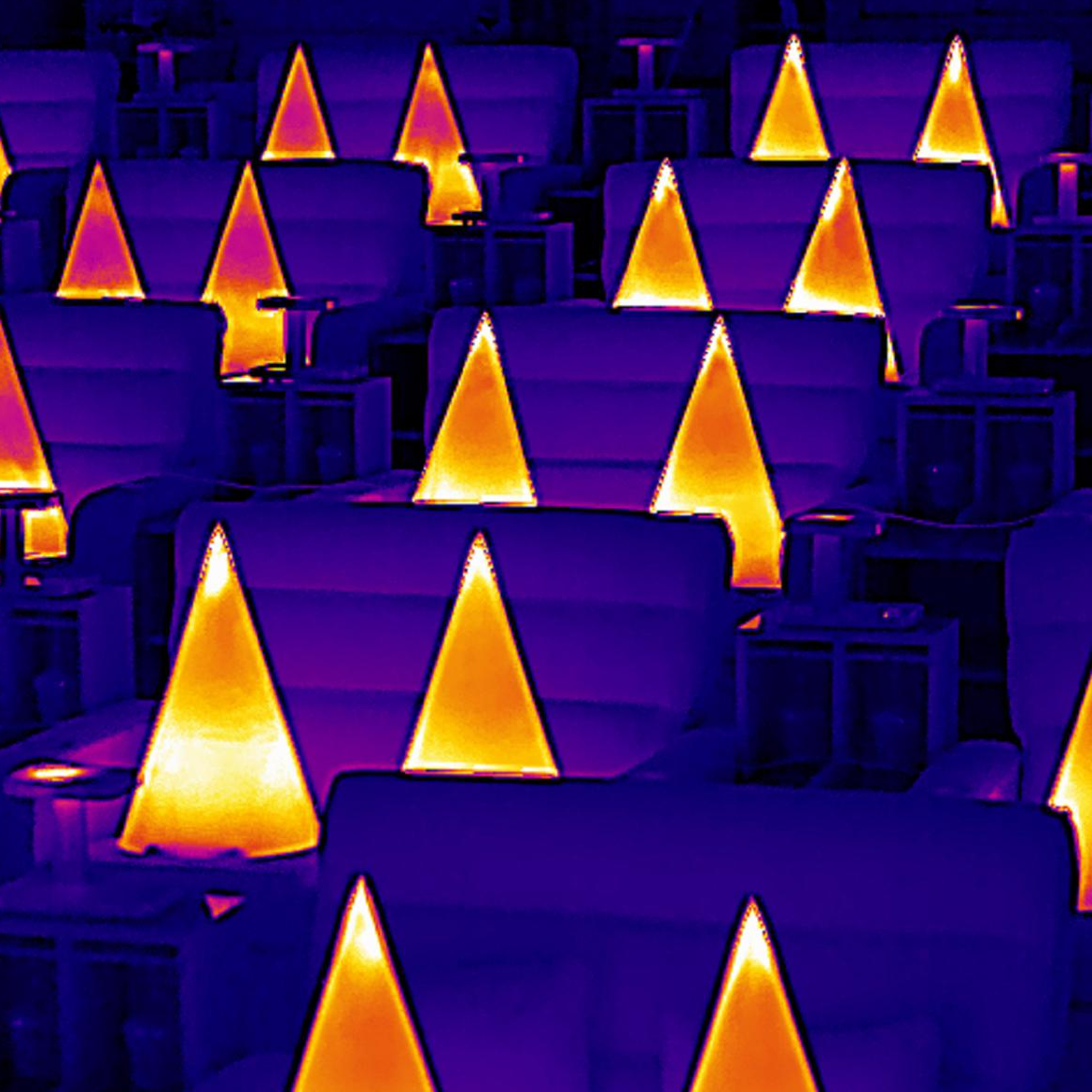 Die Pylonen im Kinosaal, die die Gäste simulieren, erstrahlen in orangefarbenen Tönen, sobald es dunkel wird. 