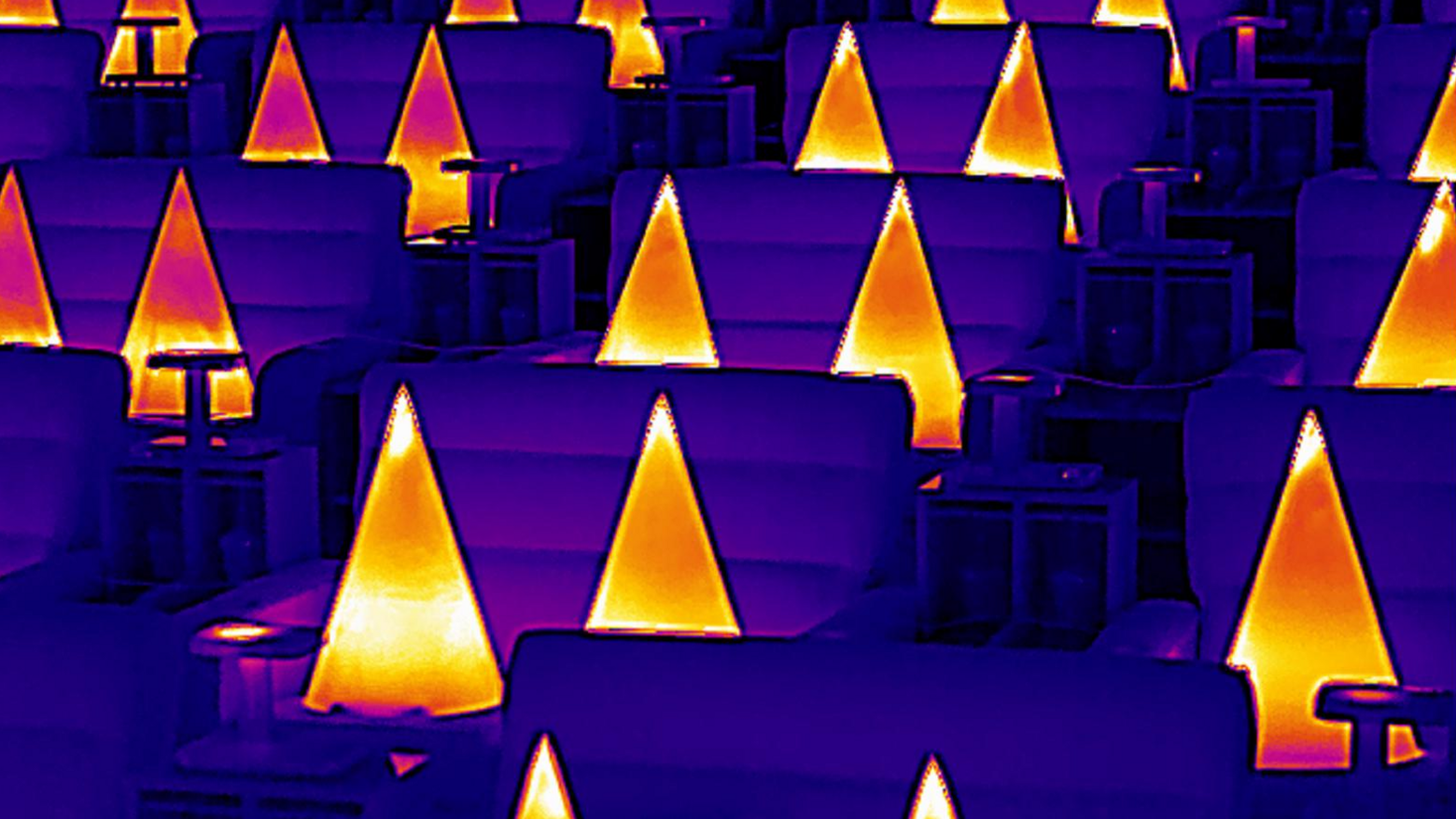 Die Pylonen im Kinosaal, die die Gäste simulieren, erstrahlen in orangefarbenen Tönen, sobald es dunkel wird. 