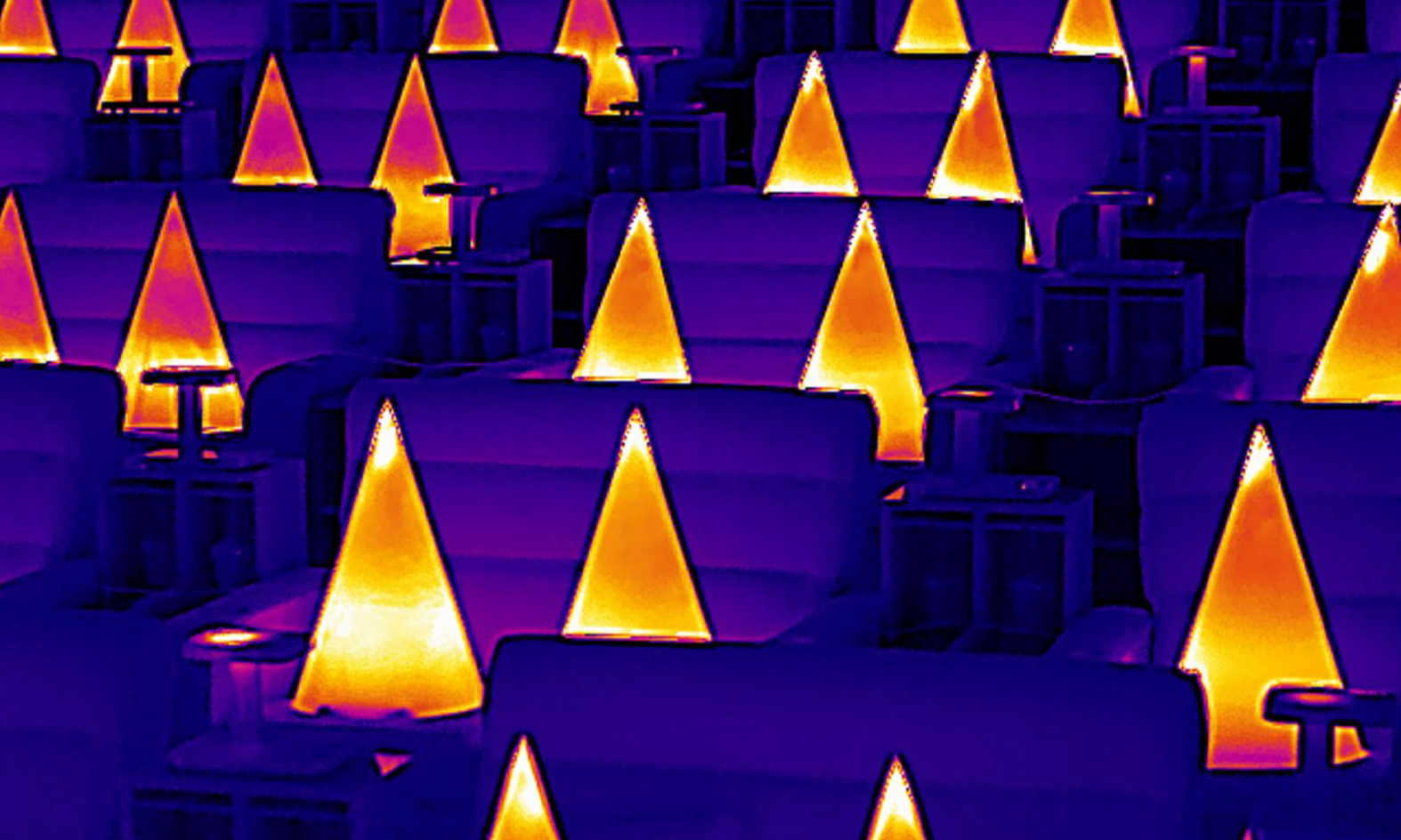 Die Pylonen im Kinosaal, die die Gäste simulieren, erstrahlen in orangefarbenen Tönen, sobald es dunkel wird. 
