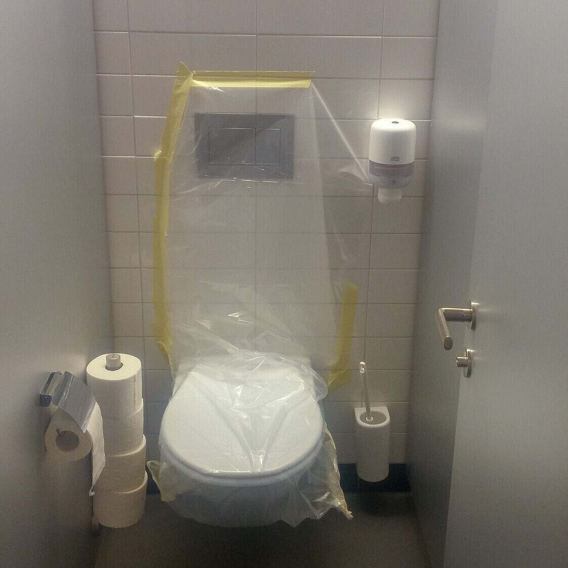 Das Gerät sucht hier hinter der Fassade nach dem Geruch.