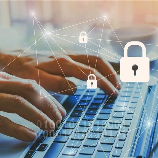 In diesem Zusammenschnitt sind Hände auf einer Tastatur zu sehen, im Vordergrund wurden außerdem Sicherheitsschlösser und Datenverbindungen eingefügt, welche das Thema Cybersicherheit symbolisieren. 