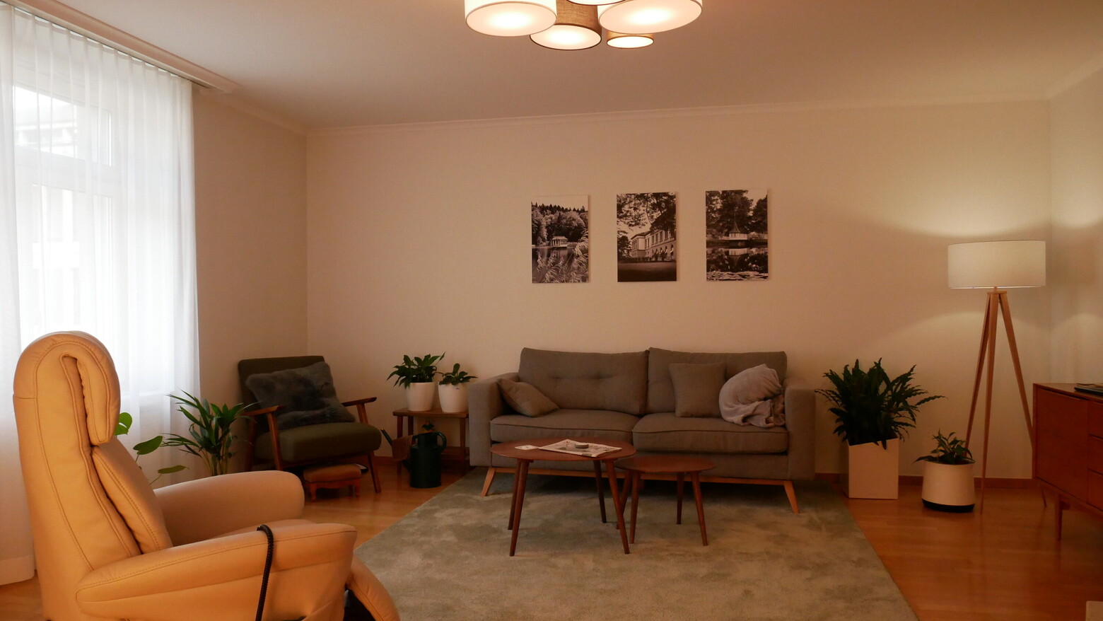 Hier sieht man ein unscheinbares Wohnzimmer, doch ausgestattet ist es mit einer Technik, welche der Forschung dient.