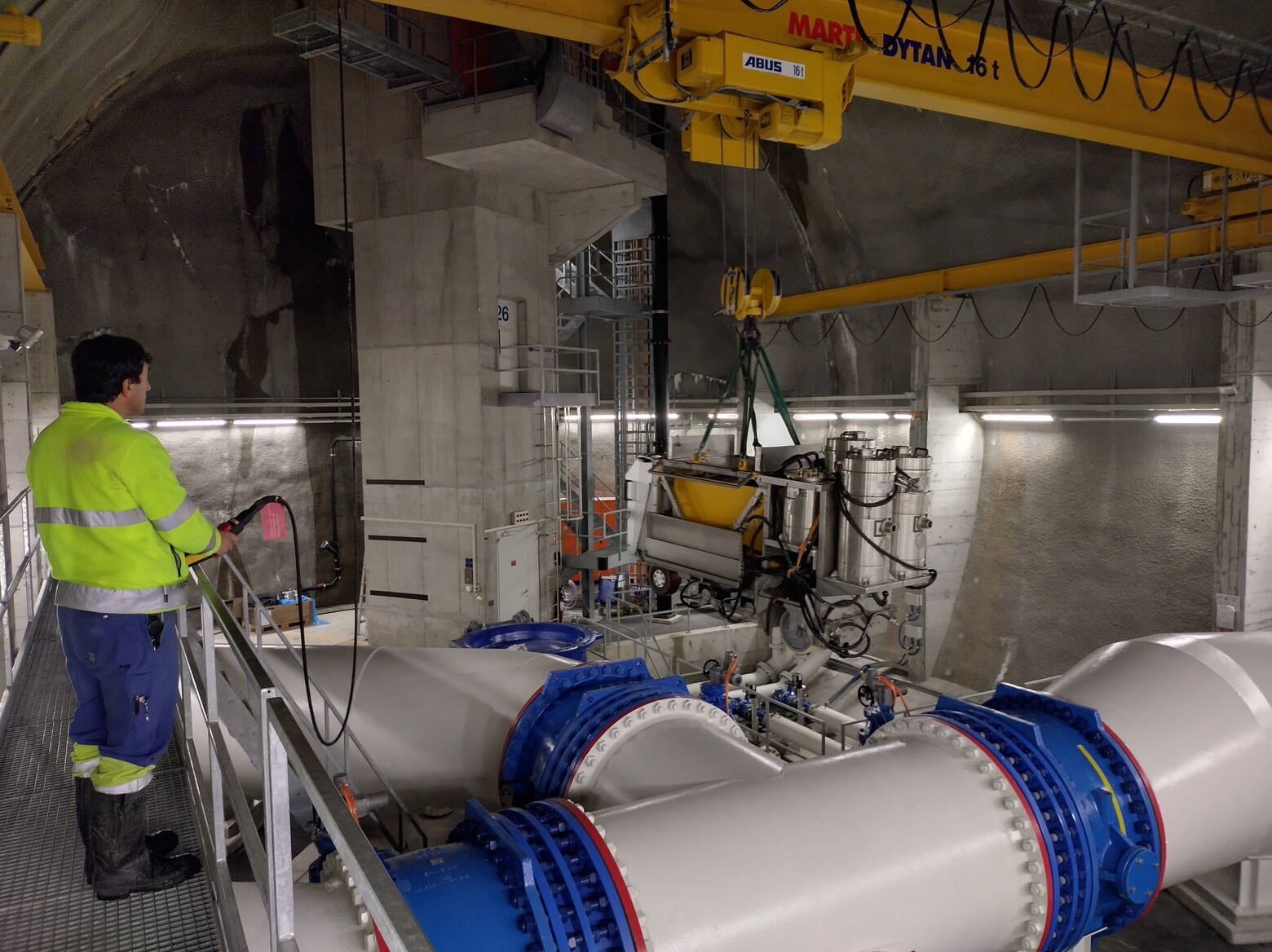 Grosse Leitungen und eine Spezialmaschine: Das Trinkwasser für Zürich wird in einem Stollen tief unter der Stadt gereinigt.