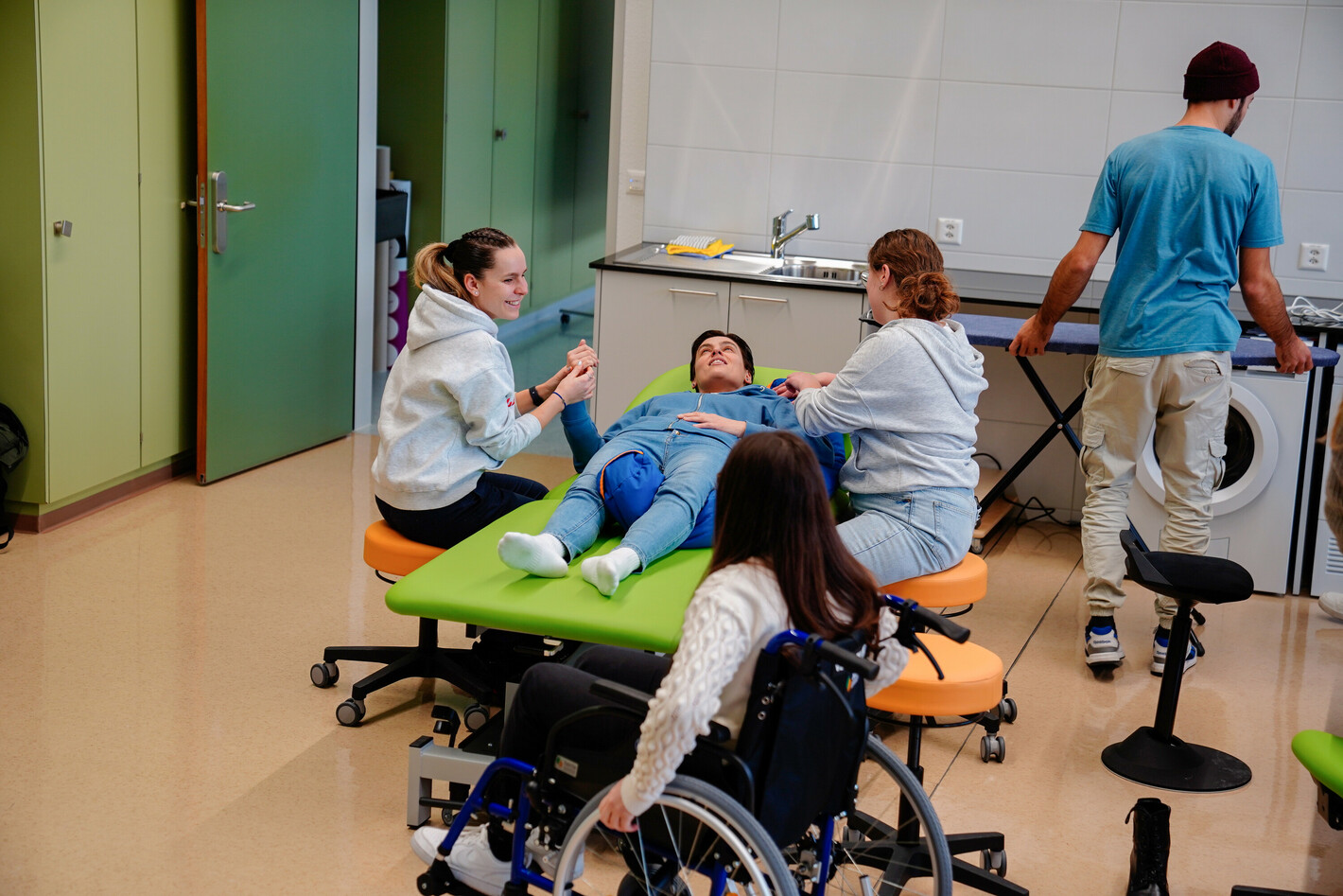Studierende im Praxisraum Ergotherapie
