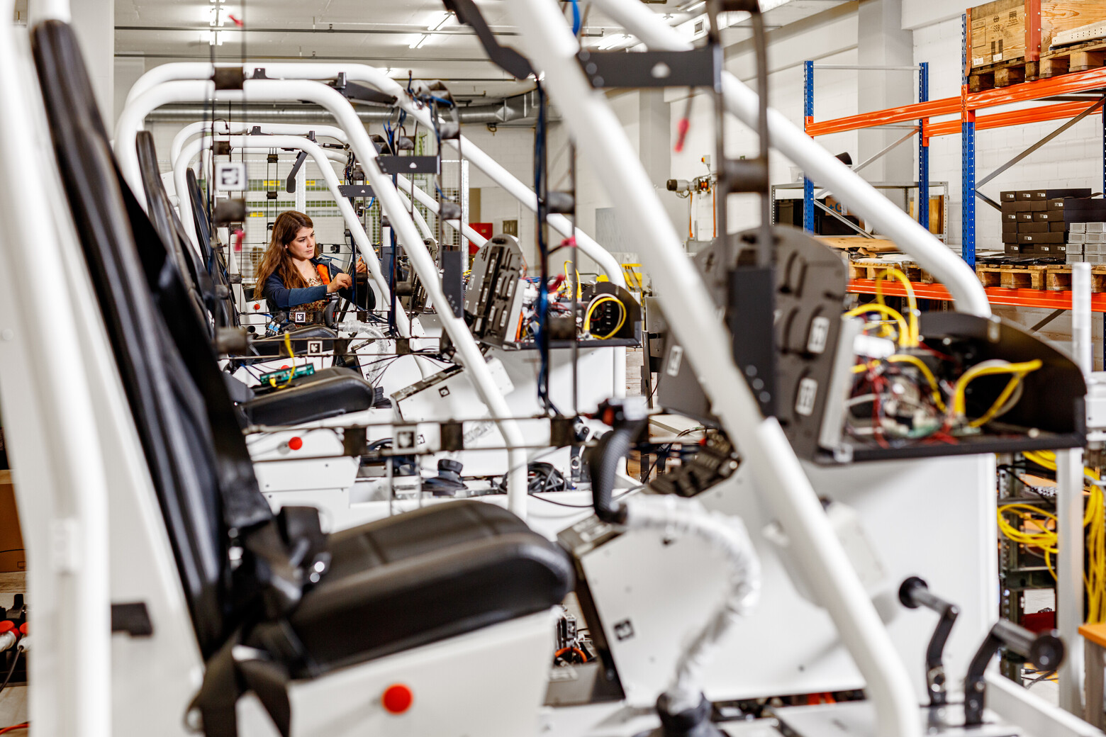 In der Fertigungshalle der VRMotion AG, in der viele OST-Ingenieurinnen und -Ingenieure arbeiten, stehen Flugsimulatoren.