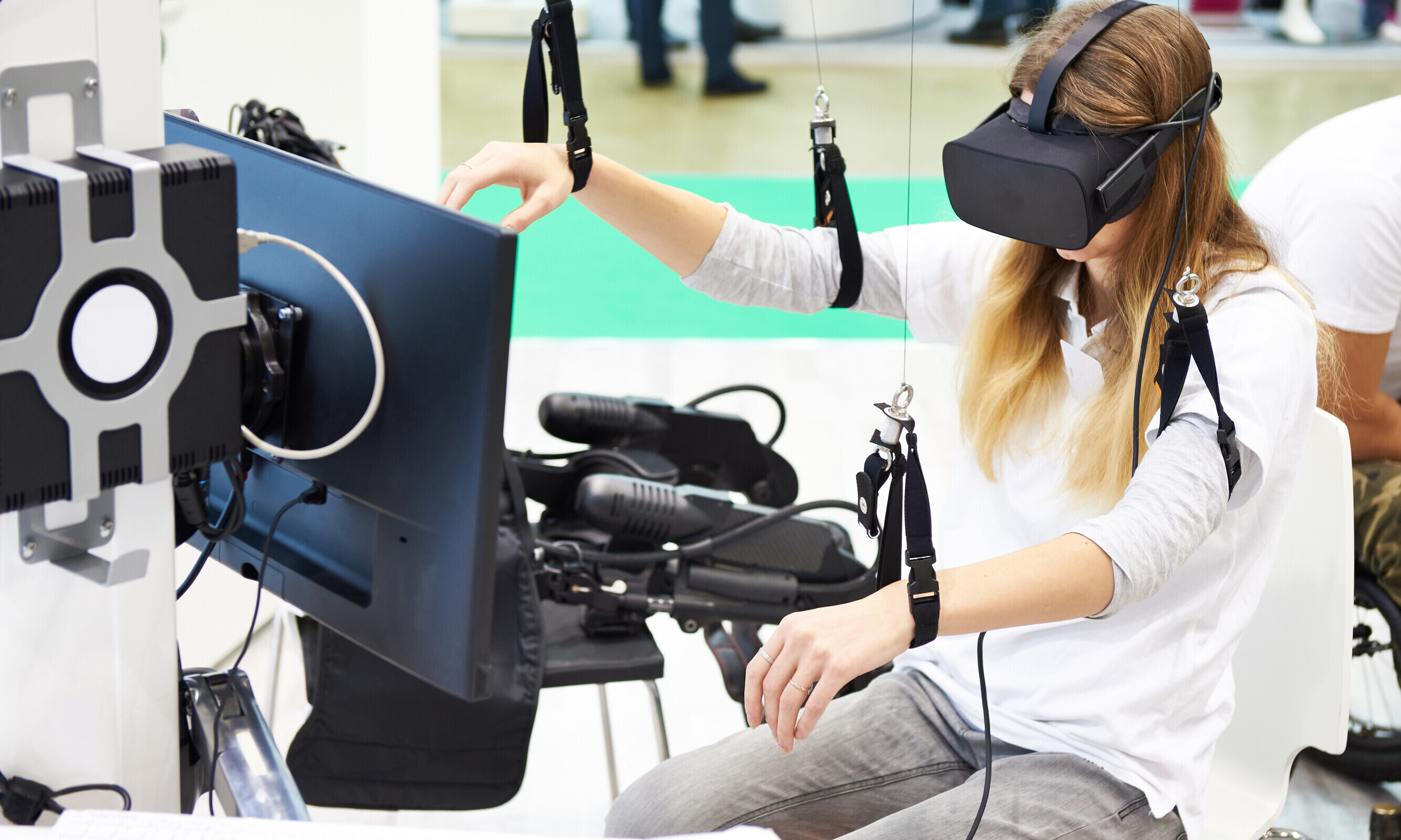 Mit VR-Brille und einem Seilspiel an Armen kommt die Ergotherapie in den Genuss der heutigen technischen Möglichkeiten.