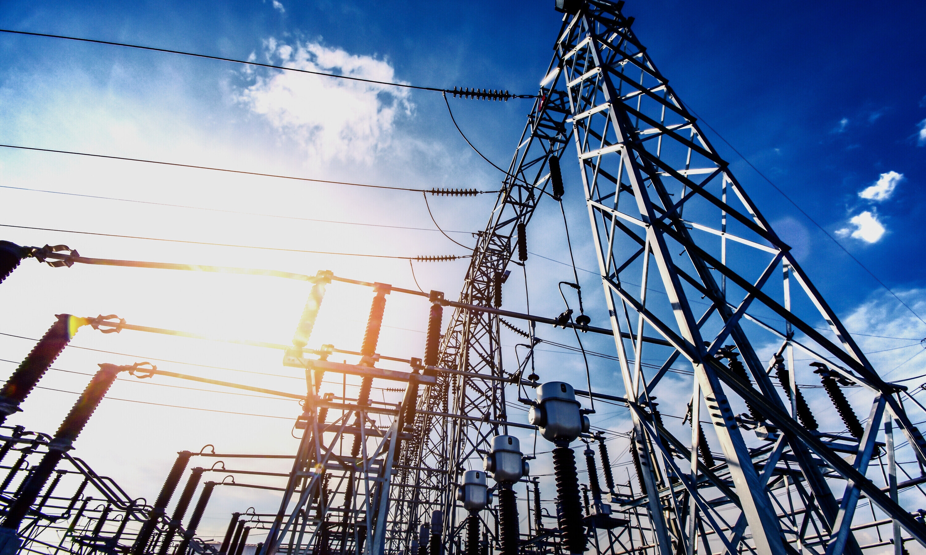 Das Bild zeigt Hochspannungsleitungen, das Rückgrat der Schweizer Strominfrastruktur.