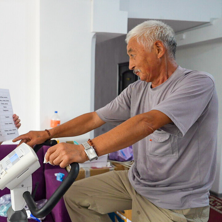 Lea Hiltbrunner führt das Assessment auf dem Hometrainer durch.