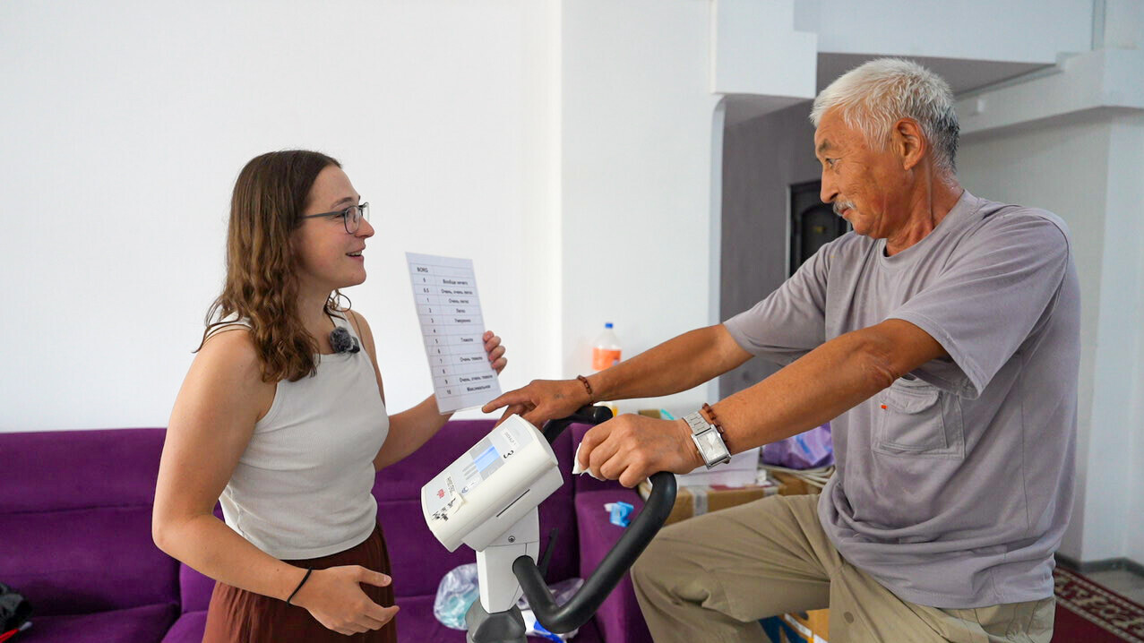 Lea Hiltbrunner führt das Assessment auf dem Hometrainer durch.
