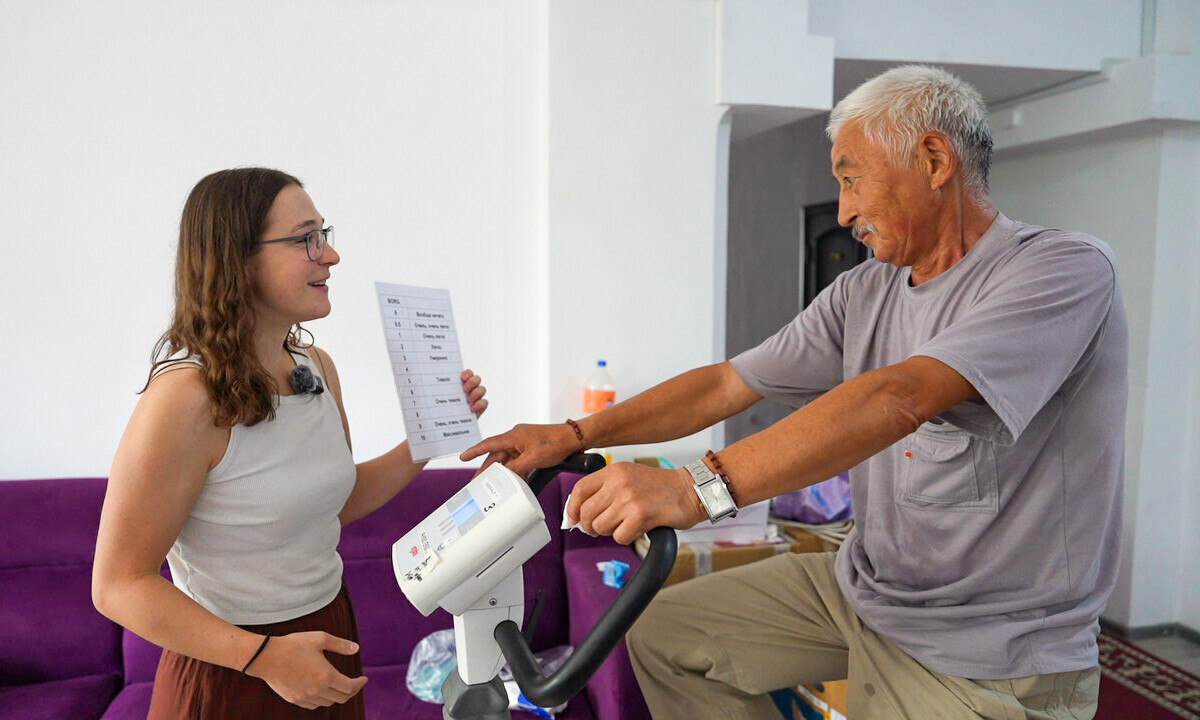 Lea Hiltbrunner führt das Assessment auf dem Hometrainer durch.