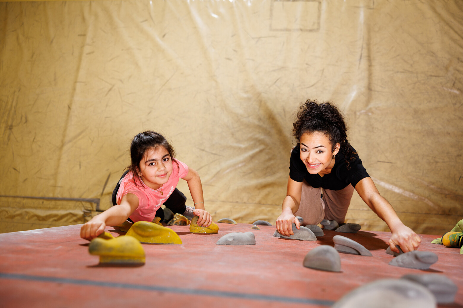 Gemeinsam klettern: Im Rahmen des „DreamTeam“-Mentoring-Programms verbringt die Soziale-Arbeit-Studentin Carmela Perroni Zeit mit einer neunjährigen Primarschülerin.