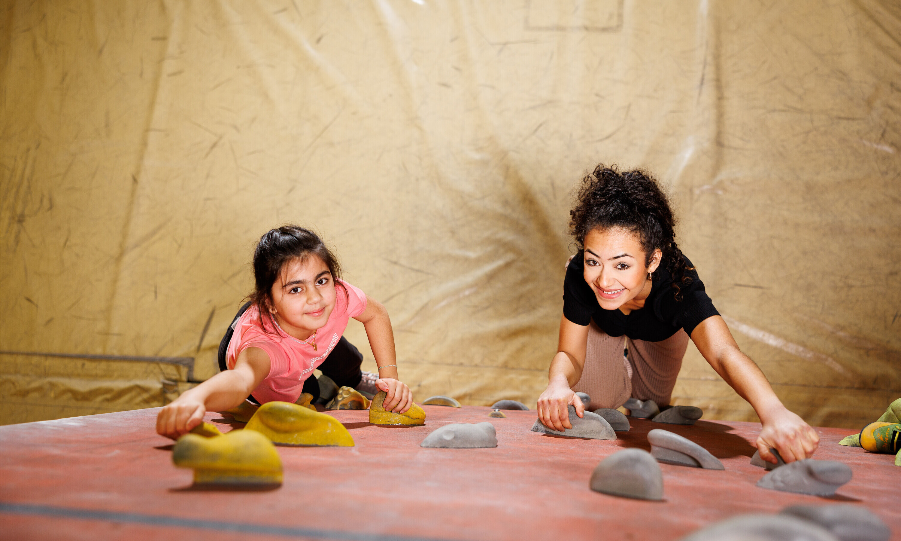 Gemeinsam klettern: Im Rahmen des „DreamTeam“-Mentoring-Programms verbringt die Soziale-Arbeit-Studentin Carmela Perroni Zeit mit einer neunjährigen Primarschülerin. 