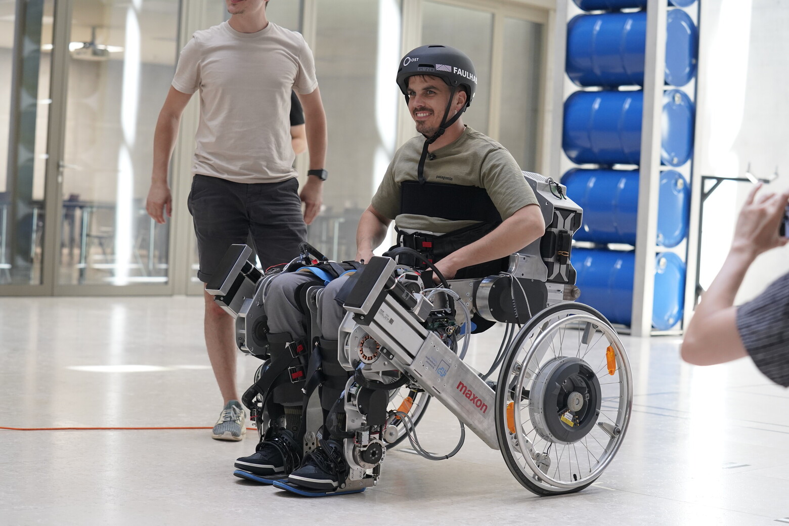 Mann bestreitet Wettkampf mit Robo-Rollstuhl