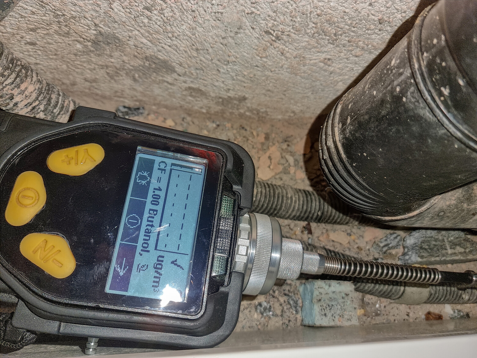 Das Gerät sucht hier hinter der Fassade nach dem unangenehmen Geruch.