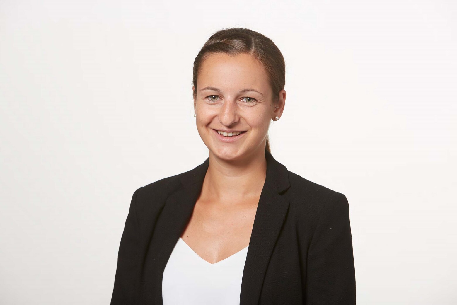 Im Portrait ist Prof. Dr. Andrea Kobleder zu sehen. Sie ist Leiterin des Kompetenzzentrums OnkOs und Studienleiterin des MAS in Palliative Care.