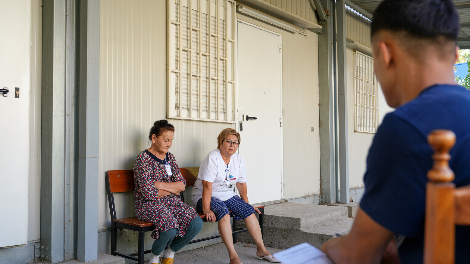 Patientinnen und Patienten beantworten fragen zu ihrem physischen und psychischen Wohlbefinden.