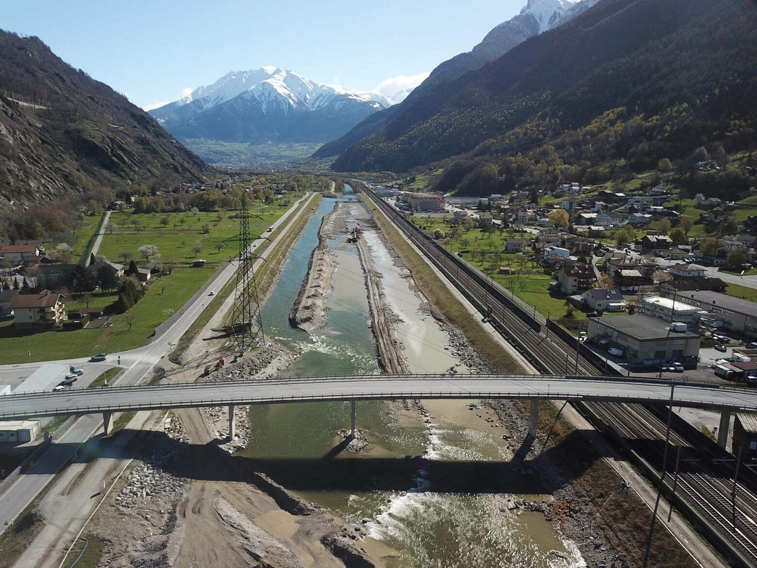 Es finden Bauarbeiten am Flussbett der Rohne statt, über den eine bestehende Autobrücke führt.