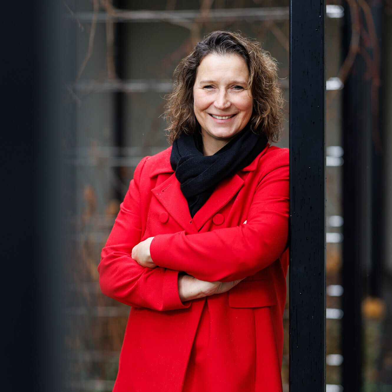 Das Porträt zeigt Grudrun Haager, eine Führungsperson im Gesundheitswesen, die an der OST einen Executive Master of Business Administration (EMBA) absolviert hat.