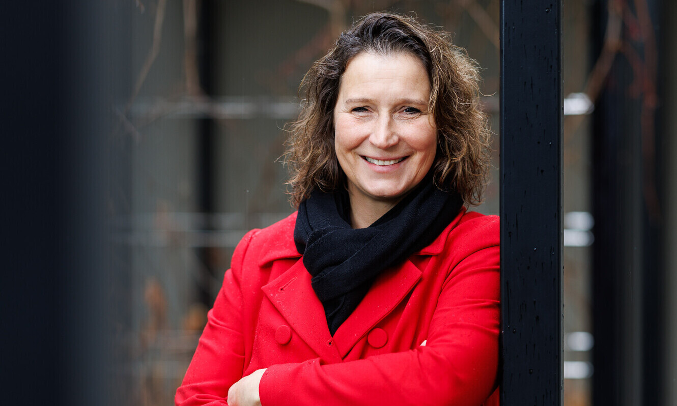 Das Porträt zeigt Grudrun Haager, eine Führungsperson im Gesundheitswesen, die an der OST einen Executive Master of Business Administration (EMBA) absolviert hat.