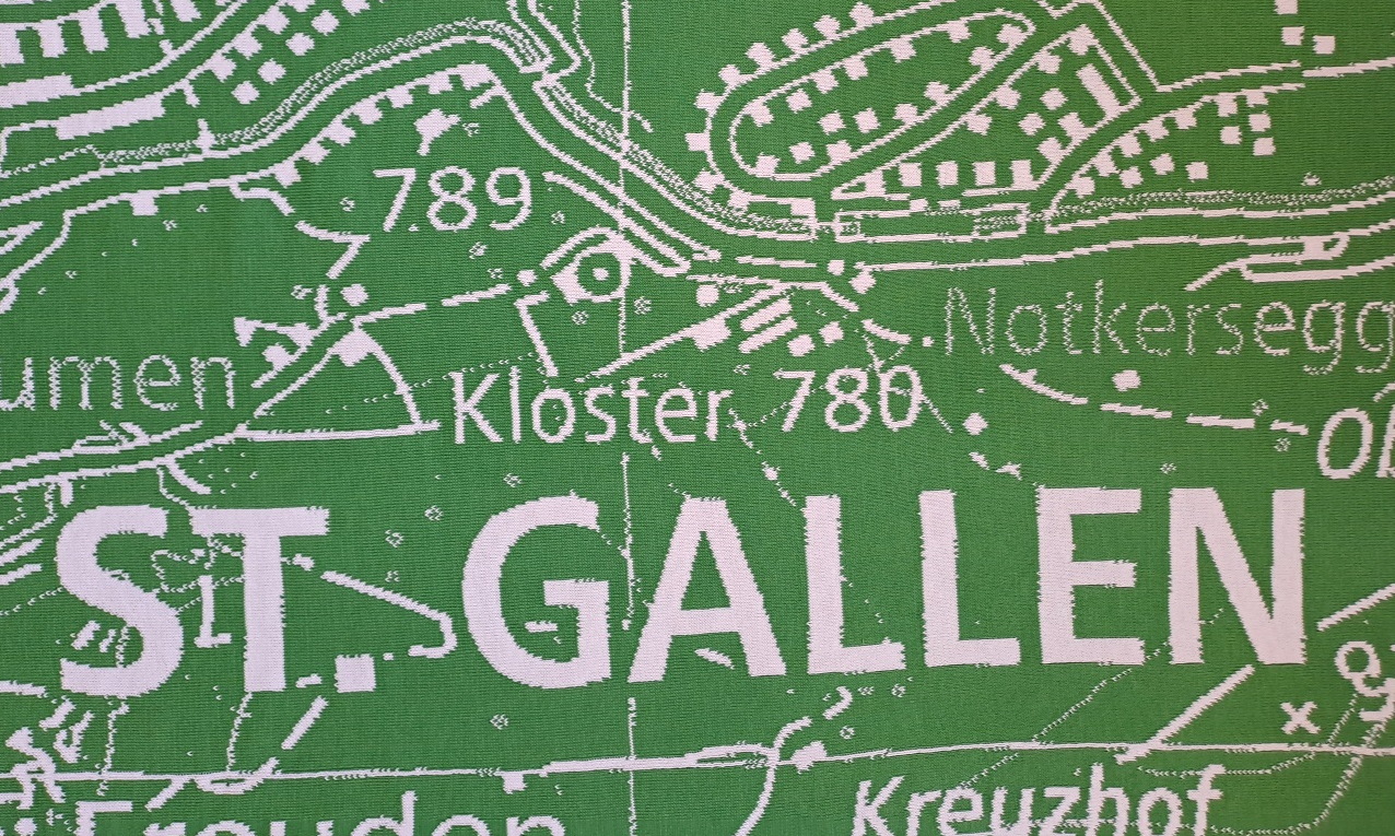 Die Topdecki in den Wappenfarben von St.Gallen, sie wurde auf einer Strickmaschine in Turgi hergestellt.