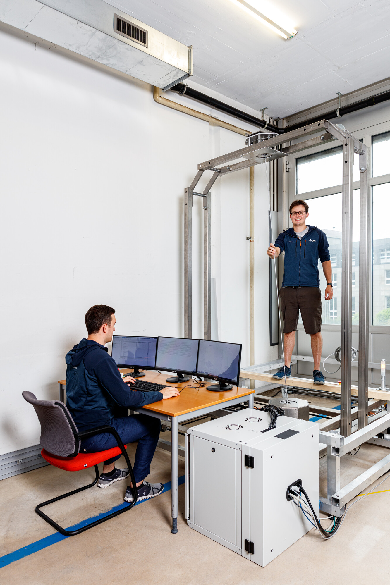 Die Mitarbeiter der VRMotion AG befinden sich in einem Raum, in dem ein VR-Simulator für den Hubschraubertyp Robinson R22 installiert wird.