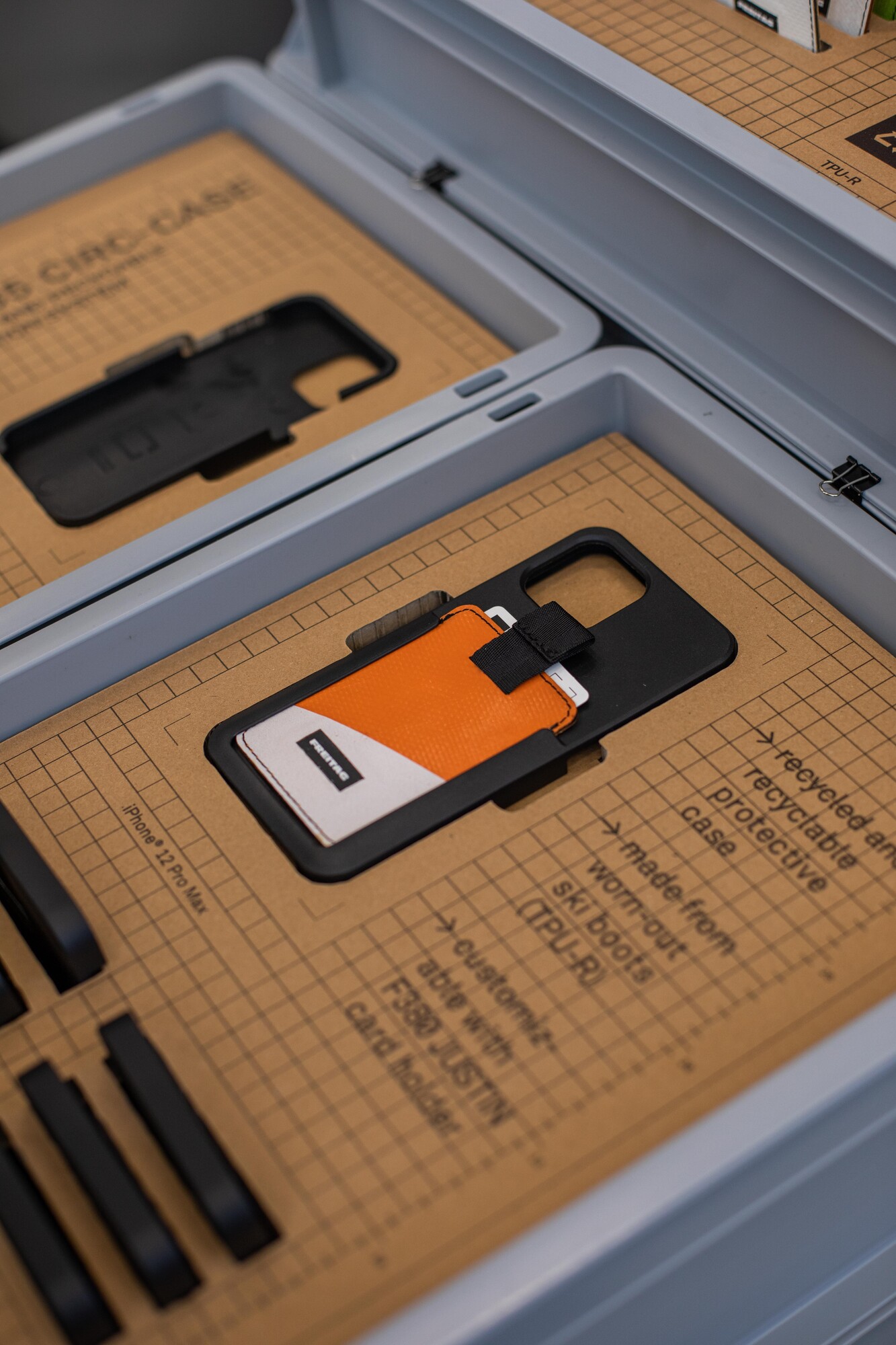 Das Endergebnis: Eine Handyhülle aus Skischuhabfall und dazu aus Blachen eine Tasche für Karten.