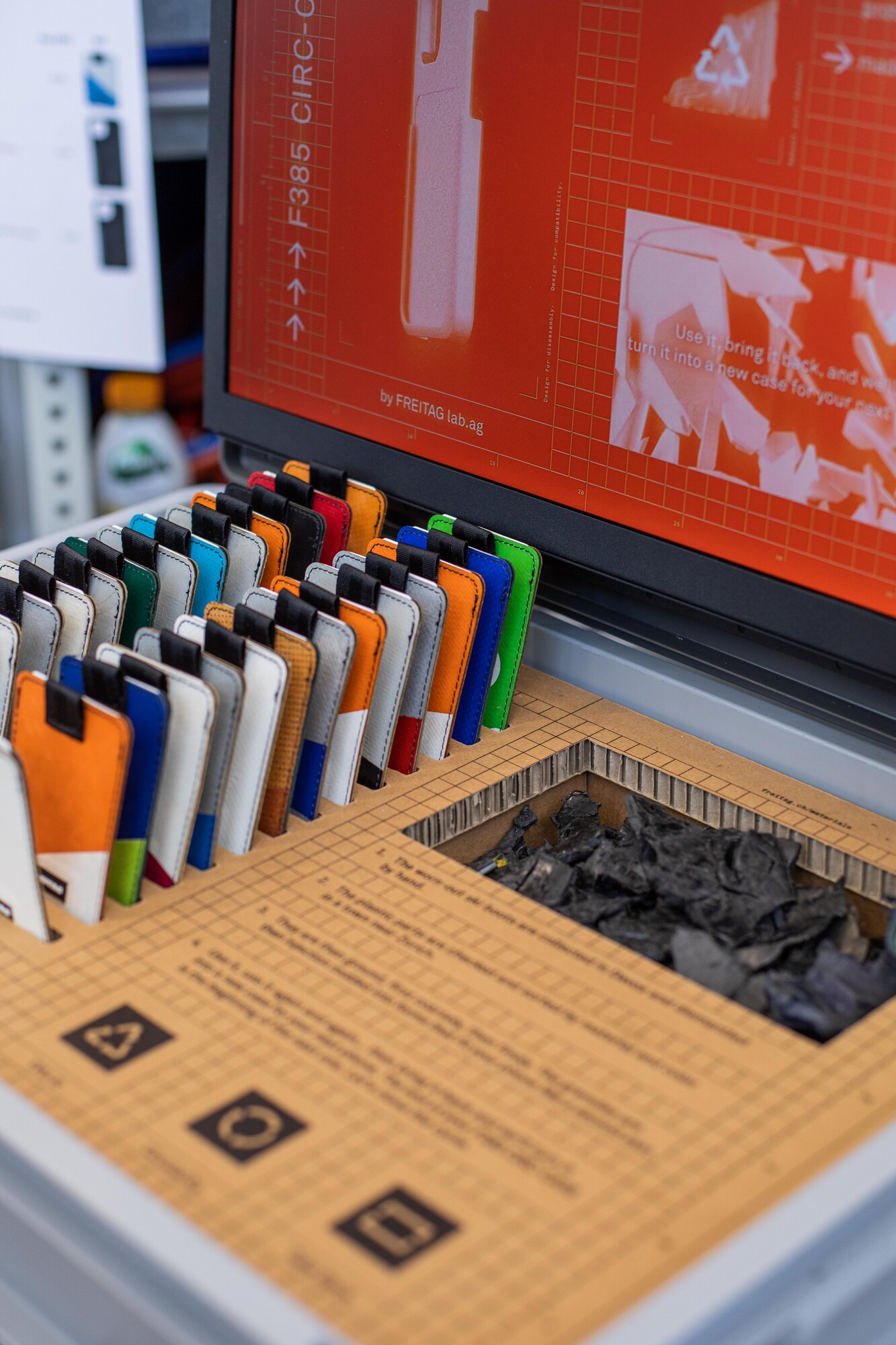 Die praktischen Kartenetuis aus recycelten LKW-Planen sind in verschiedenen Farben erhältlich und selbst wiederverwertbar.