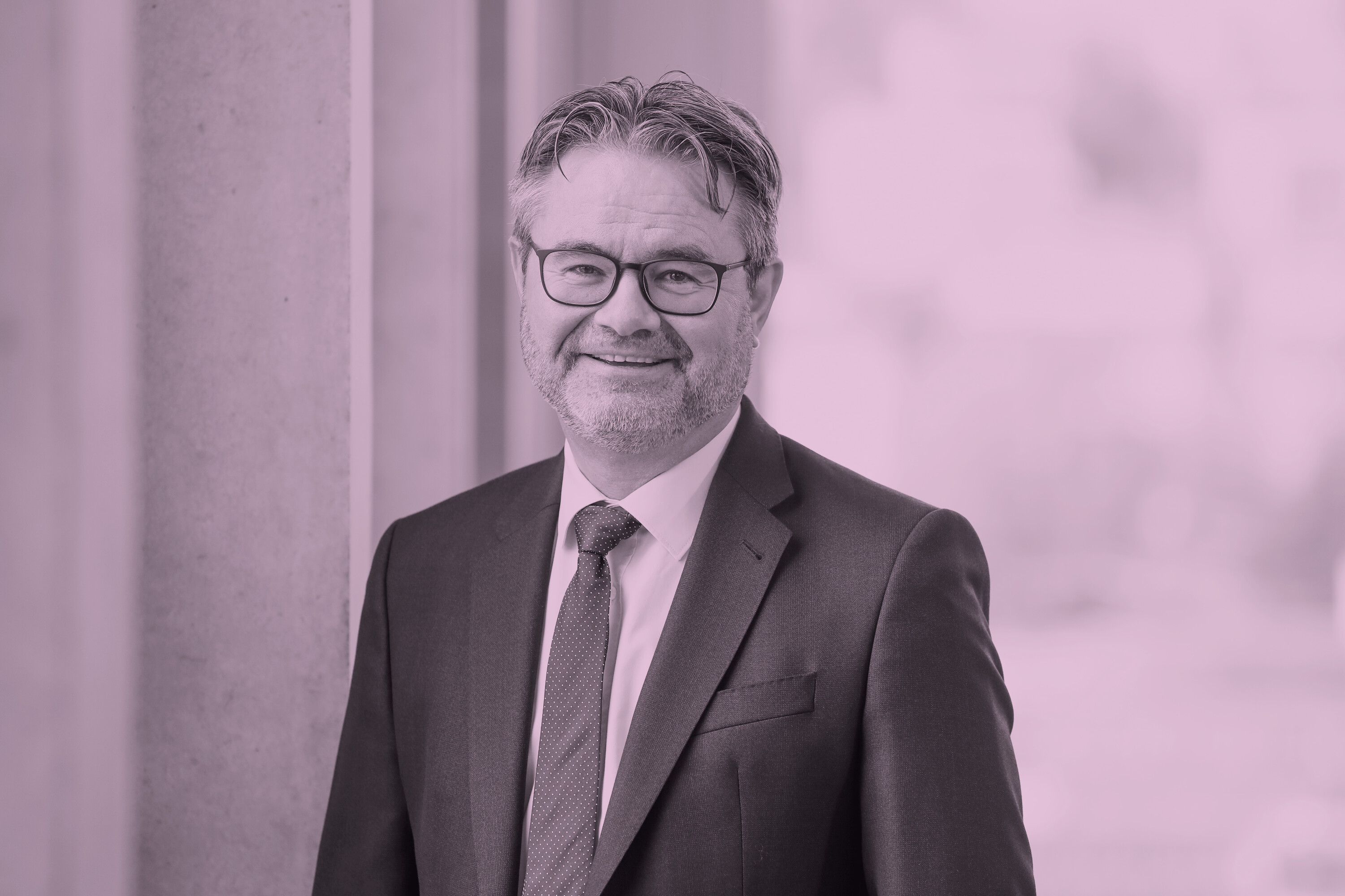 Prof. Dr. Lukas Scherer auf dem Portrait ist der Leiter des Instits für Organisation und Leadership.