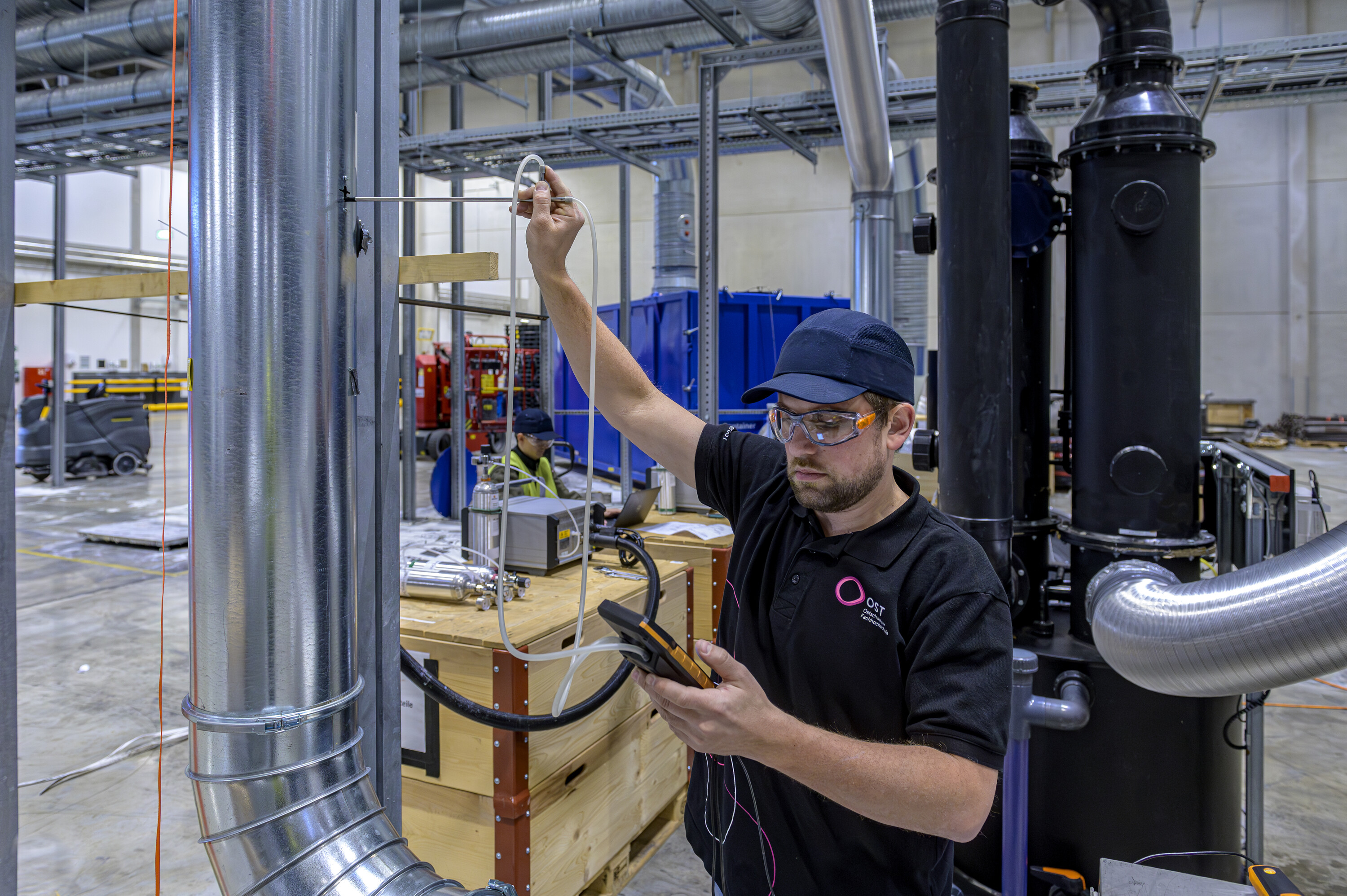 OST-Ingenieur testet einen kalten Plasmareaktor in einer Batterie-Recyclingfabrik.