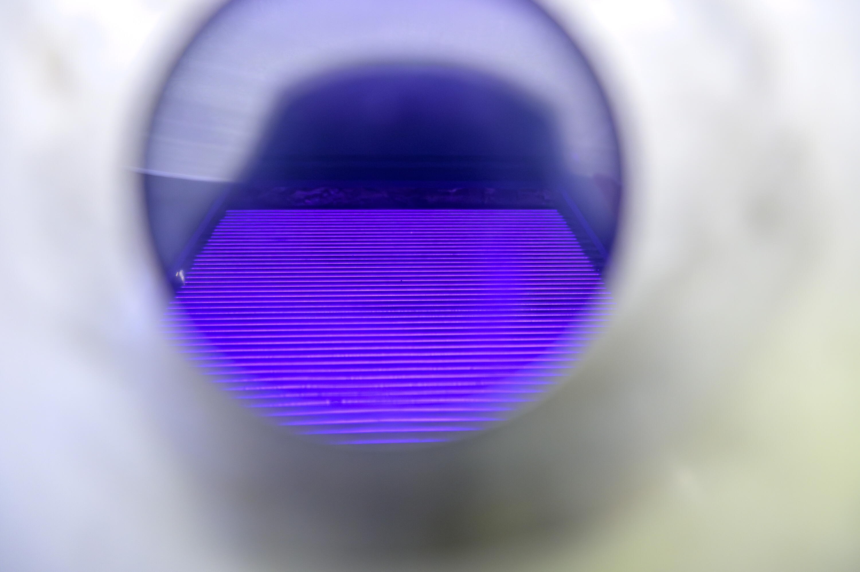 Plasmareaktor zur klimaneutralen Zersetzung flüchtiger organischer Kohlenwasserstoffe durch ein effizientes Plasmafeld.