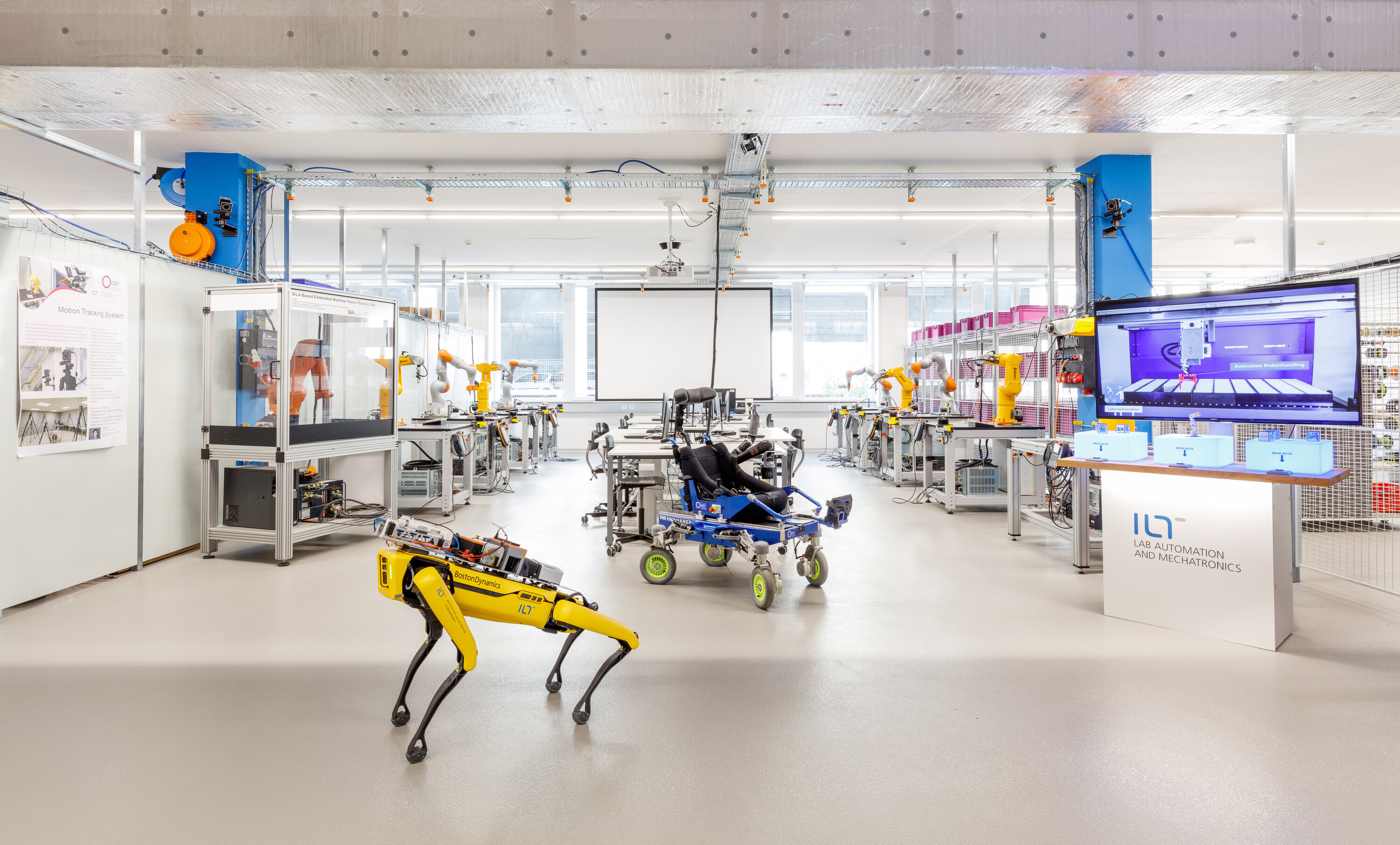 Im Smart Robotics Lab der OST wird eine praxisnahe Ausbildung mit industriellen und kollaborativen Robotersystemen angeboten.