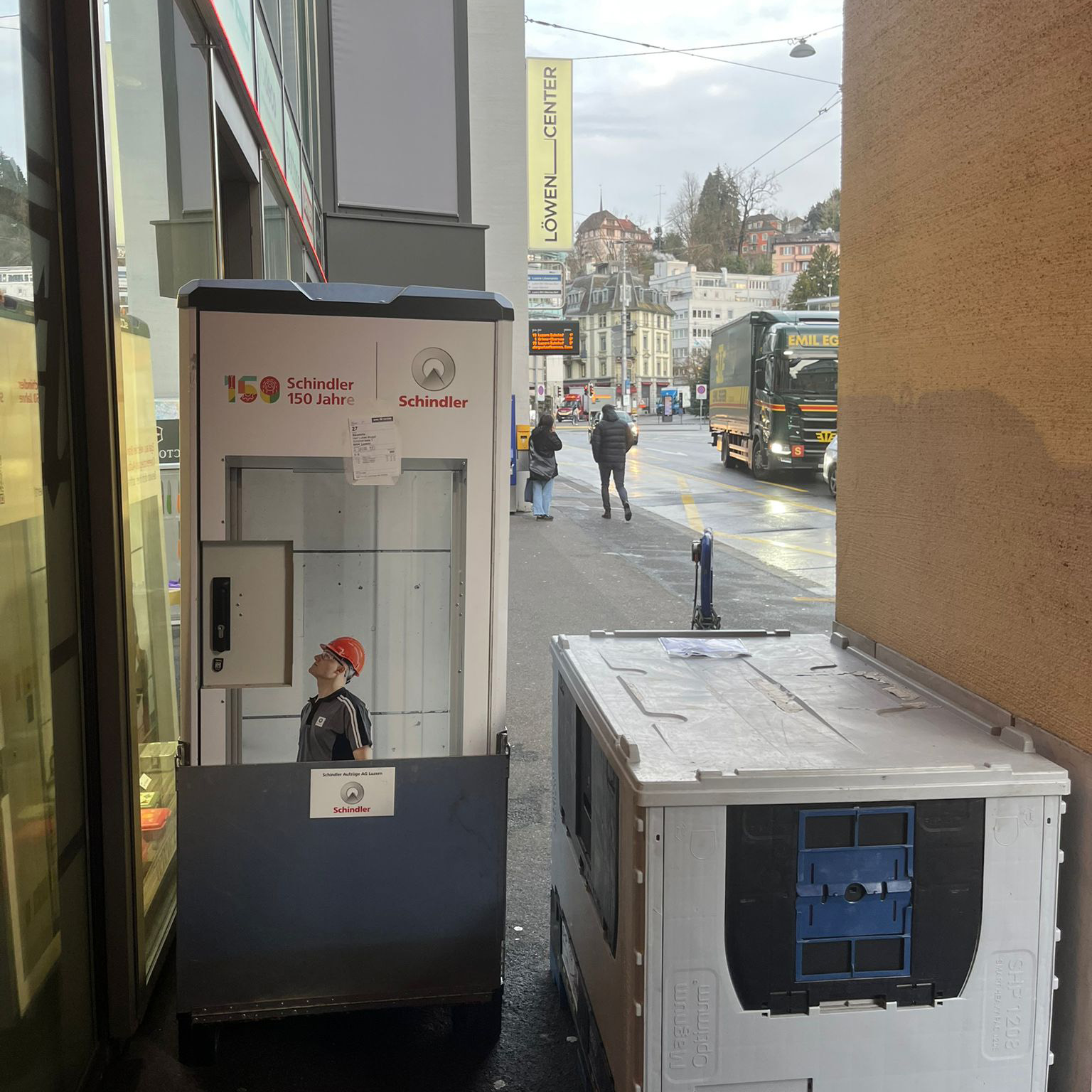 Box vom Aufzughersteller Schindler und ein Emil Egger Lastwagen