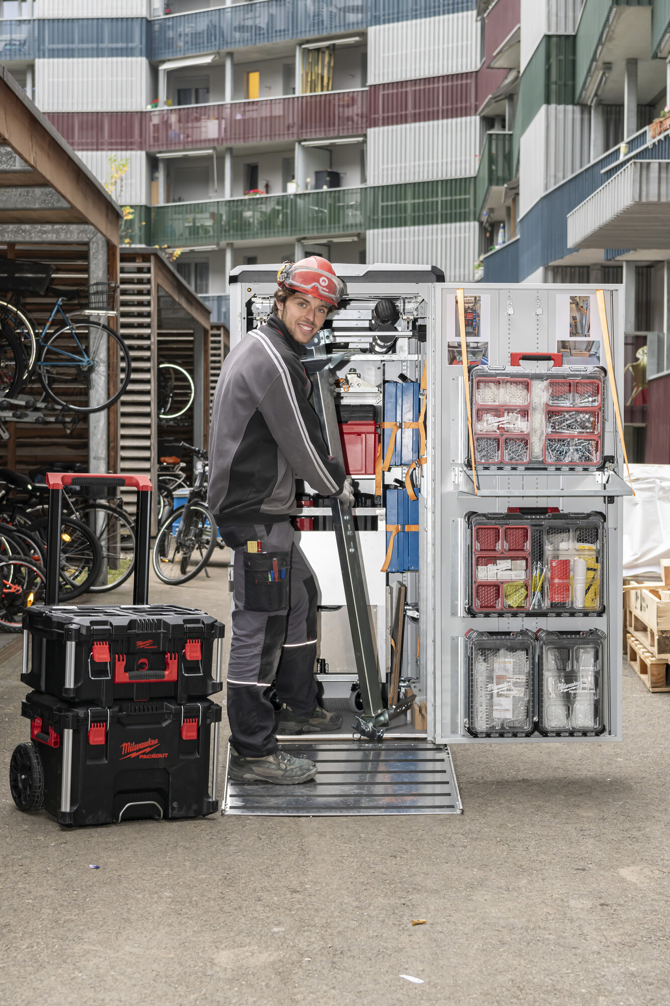 Schindler-Monteur mit einer im Projekt entwickelten Werkzeugbox.