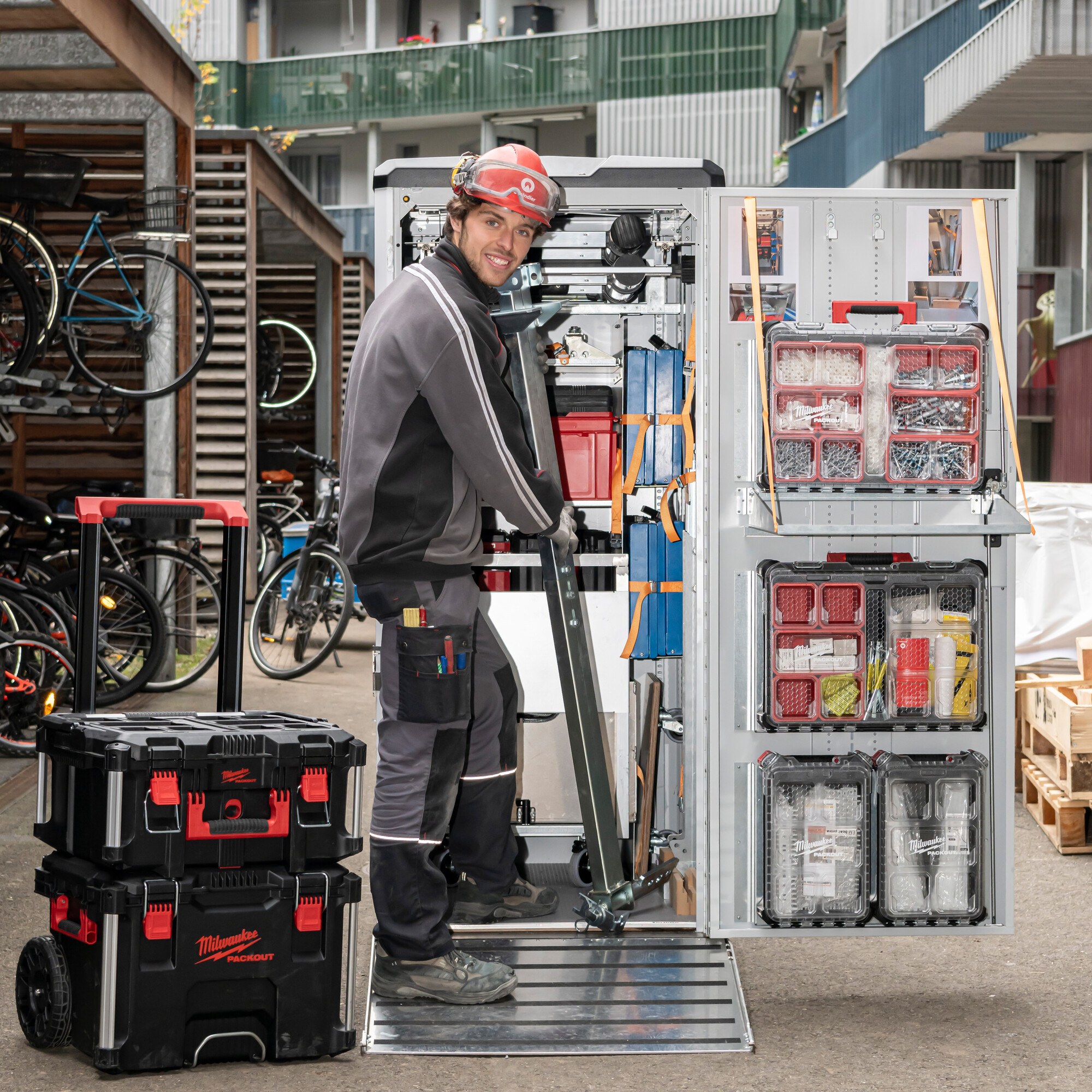 Schindler-Monteur mit einer im Projekt entwickelten Werkzeugbox.