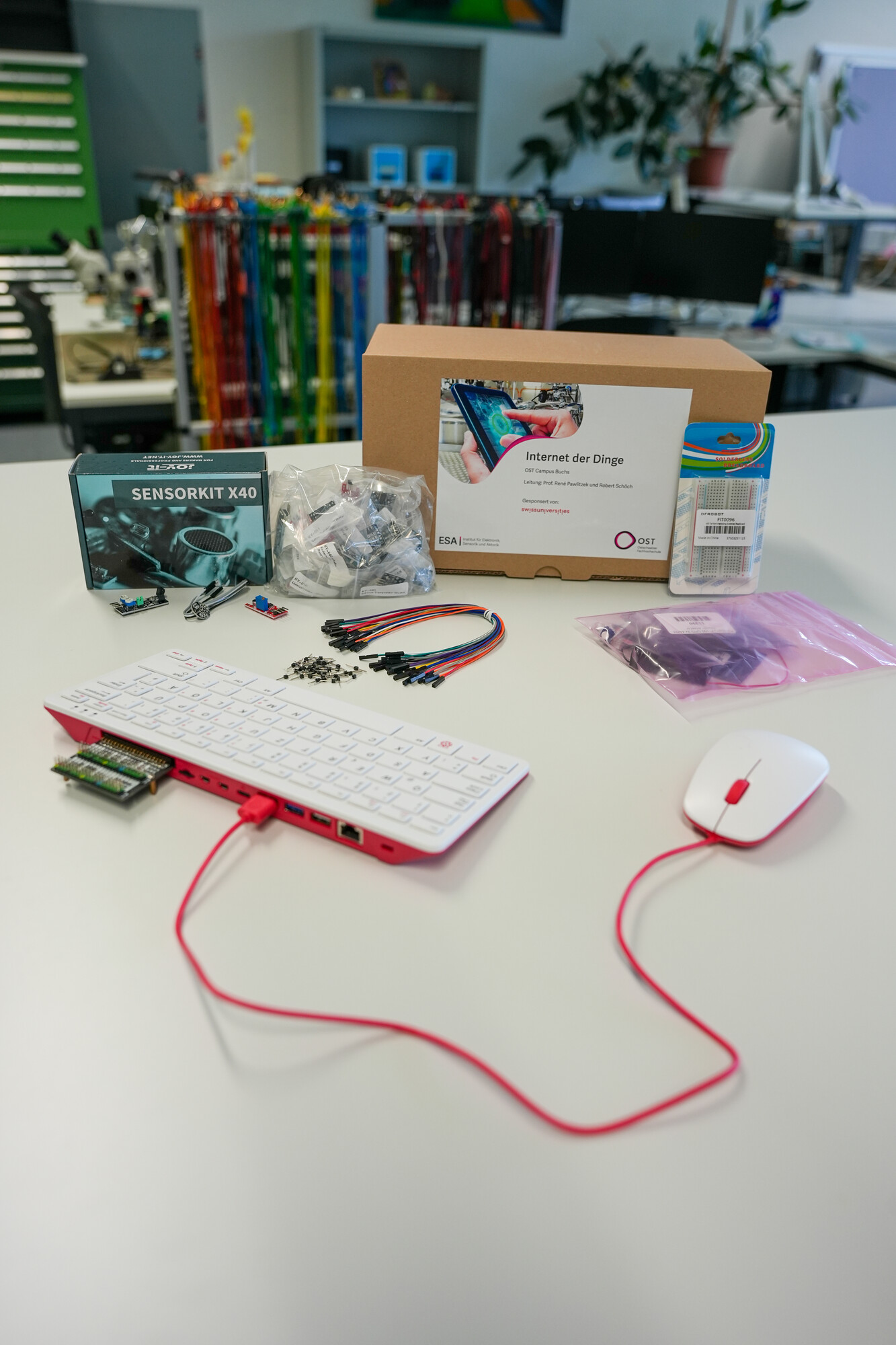 Der Experimentierkasten ist voll ausgestattet mit einem Computer, einem Sensorkit, Kabel und Aktoren.