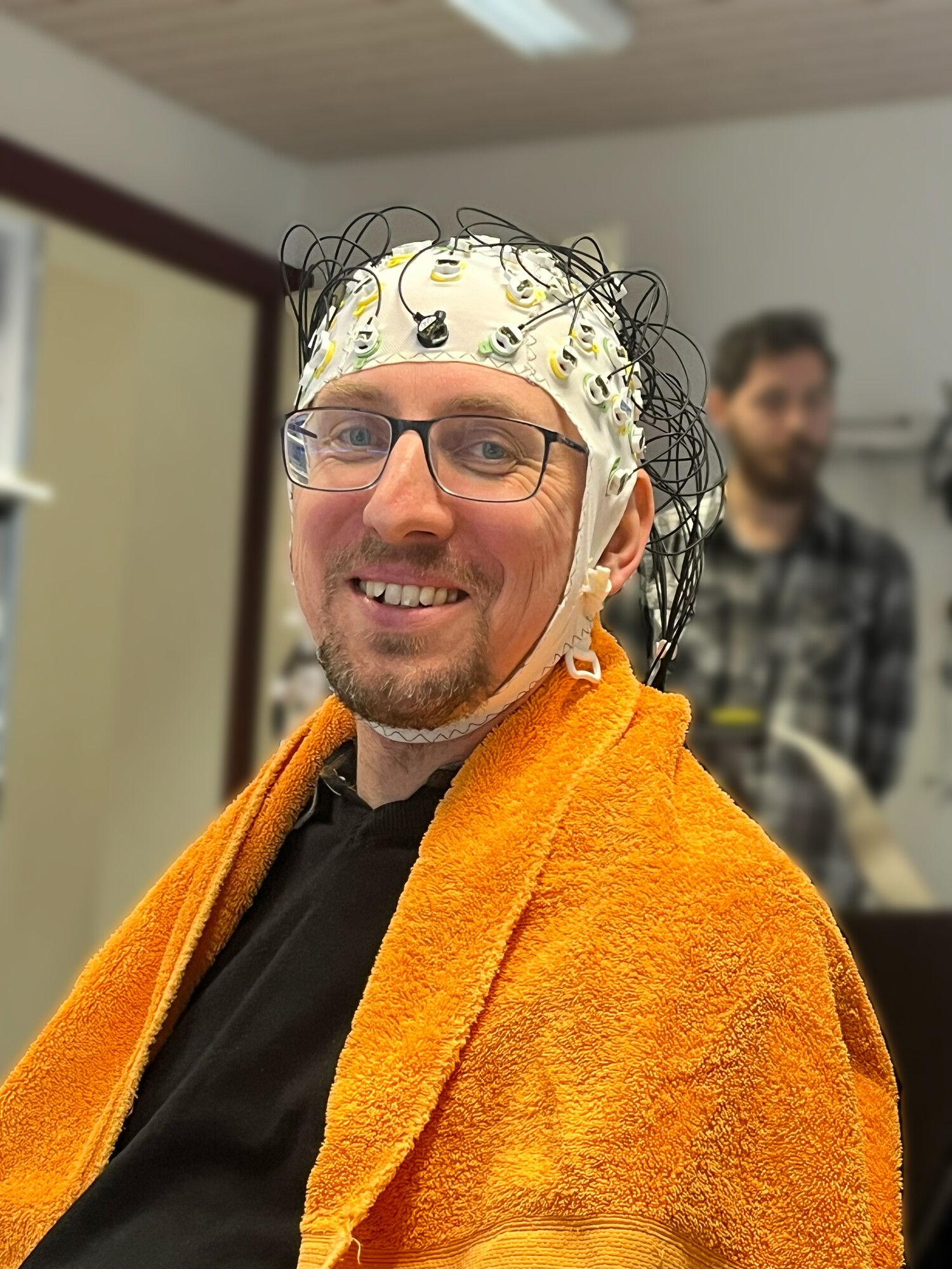 Ein Forscher der OST trägt eine EEG-Haube, die seine Hirnströme misst.